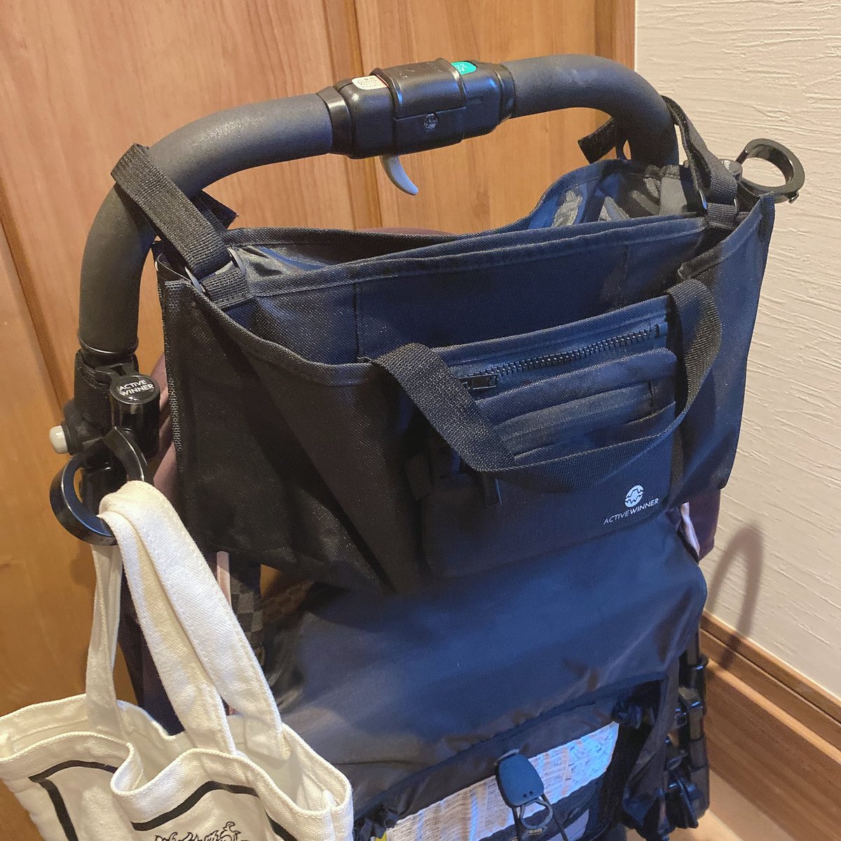 a101r423's tweet photo. ベビーカー用バッグ使ってみました!
マジックテープで巻き付けることが出来るので、付け外し簡単🤍
仕切りやポーチがあり必要なものをすぐに見つけることが出来ます☺️
大きなカバンを持たなくてもこのバッグがあれば事足りるので重宝してます🫶
オススメです🥳
#アクティブウィナー
#activewinner https://t.co/3wwDHayOO8
