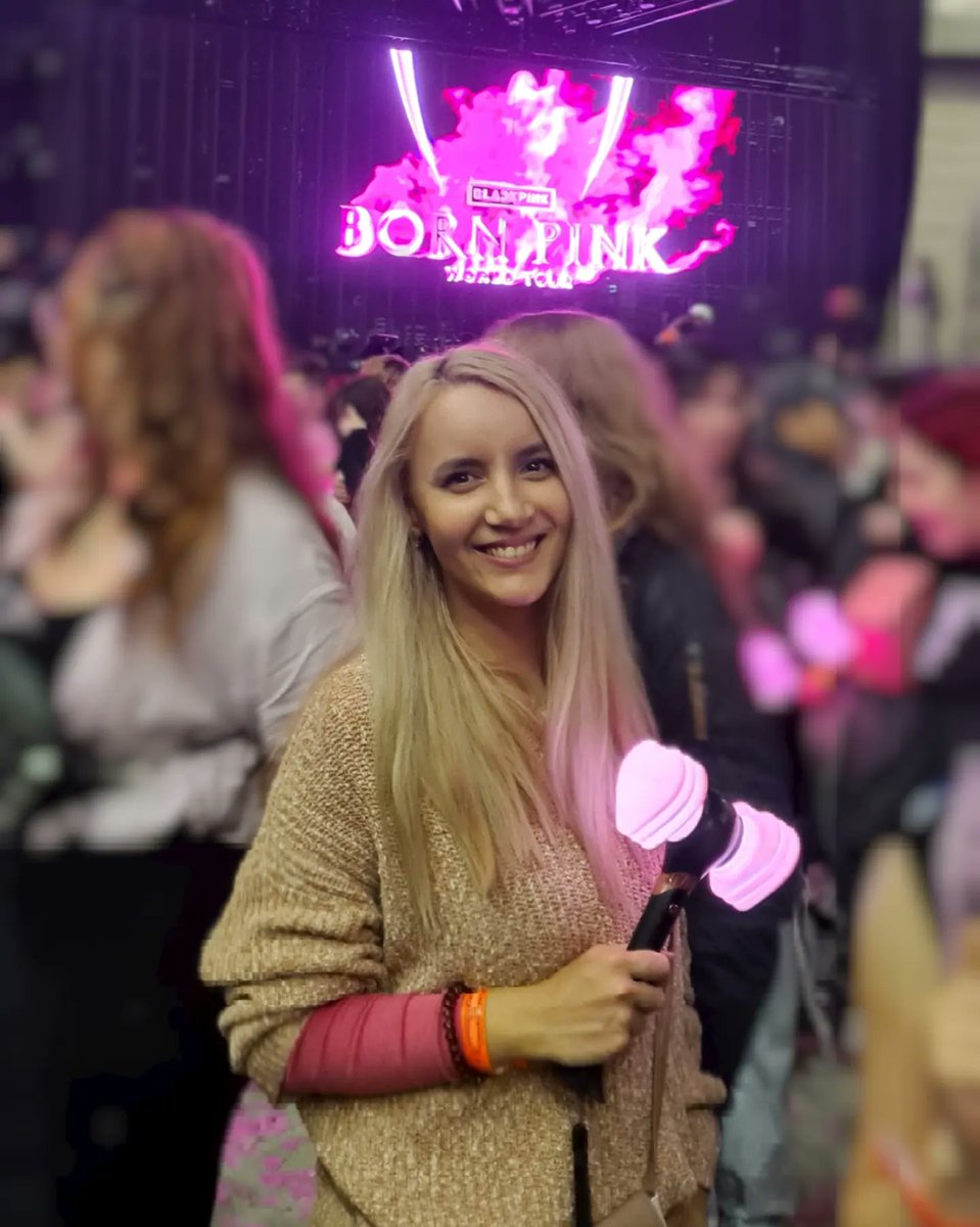 EveDeea's tweet photo. Thank you @BLACKPINK  for another amazing concert! I had a blast dancing and singing and jumping with you and all the blinks in Barcelona! I also made some friends. Such a wonderful day! #BLACKPINKinBarcelona https://t.co/iR9F7AhTZP