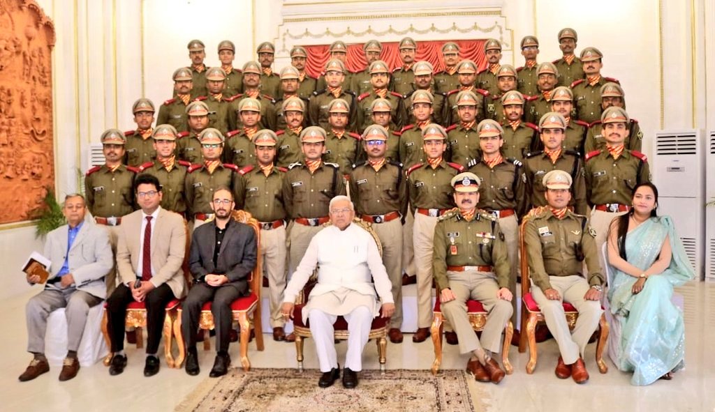 SSB_INDIA's tweet photo. Trainee officers of 26th &amp; 27th Batches  called on Sh. Mangu Bhai Patel, Hon’ble @GovernorMP. DIG @AcademySsb apprised him about the training activities and Role of #SSB. Hon’ble Governor interacted with the trainees &amp; urged them to be impartial in all public dealings.

@HMOIndia https://t.co/8PyAfXbNsF
