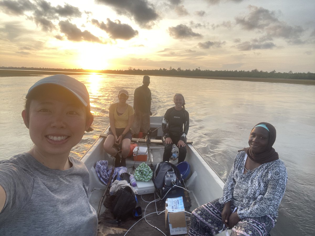 Measuring methane fluxes from seagrass meadow and mangrove in Chwaka Bay, Zanzibar! It was a pleasure to work with researchers from Gothenburg, Stockholm and University of Dar Es Salaam. Also great help from the locals! #bluecarbon#methane#seagrass#