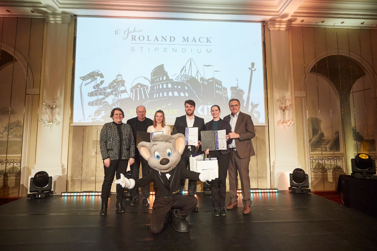 ep_sprecher's tweet photo. Seit 2012 fördert #EuropaPark Chef Roland Mack besonders talentierte Studierende am @KITKarlsruhe mit dem „Roland-Mack-Maschinenbaustipendium“ auf dem Weg zu ihrem Abschluss. Das 10-jährige Bestehen des Stipendiums wurde mit einer #Feierstunde gewürdigt. https://t.co/Gakft8VeN2