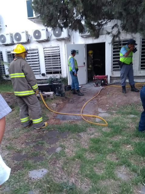 DtiUnco's tweet photo. En el día de la fecha conmemoramos el 6D. 5º aniversario del incendio del centro de Datos de la UNCo.

Corrían las 18hs cuando se advierte humo saliendo del centro de datos y se llama a los bomberos quienes llegan y derriban puertas hasta llegar al foco del incendio. https://t.co/YwRfz0ILVG