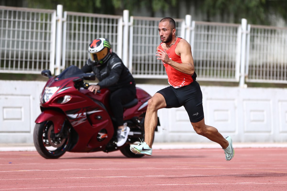 sportstv's tweet photo. Milli rekortmen atlet @fasterkyhn, güvenlik önlemleri alınan atletizm pistinde bu sporu sevdirmek ve tanıtmak için 500 beygirlik bir yarış otomobili ve 200 beygirlik bir motosikletle Serinevler Atletizm Pisti'nde mücadele etti. https://t.co/eMnLk0jrkY