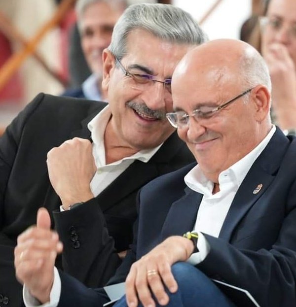 yonecaraballo's tweet photo. 🤗 Feliz de poder haber contribuido a que una foto tan entrañable, se pudiera hacer realidad, después de más de 40 años. @fernandotecuida y @RomanRodWeb se vuelven a encontrar, dos ejemplos de lucha social, servicio público y político. Dos ejemplos a seguir 💚🇮🇨
@Nueva_Canarias https://t.co/5o3RDUnQLm