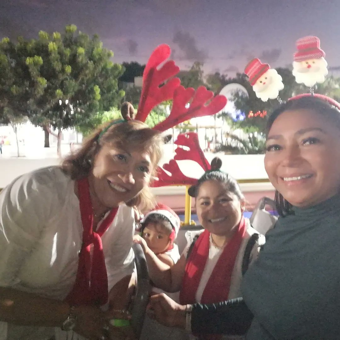 mjsb00's tweet photo. Los servicios educativos zona norte, presente en el encendido del árbol navideño y las glorietas de nuestro bello cancun, felices los peques del tumben be. #llegolanavidad https://t.co/HivOiohhnB