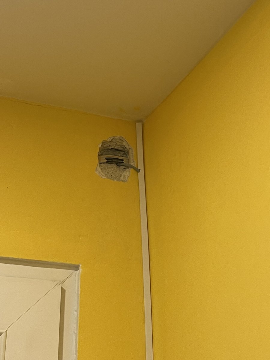 Panic_Network's tweet photo. @Telekom_hilft So haben ihre Techniker unsere Wohnung verlassen. Angeblich sollen wir uns jetzt darum kümmern. Ihr Telefon support legt einfach auf, danke. https://t.co/gLnaazSaNh