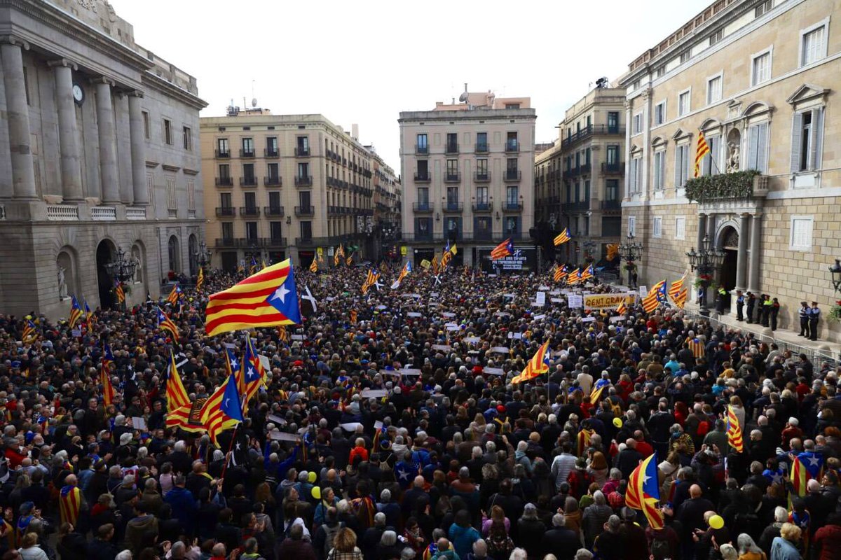 Avui, aquesta és la realitat del moviment independentista. N'hi ha que han abandonat el vaixell, altres, com <a href="/KRLS/">krls.eth / Carles Puigdemont</a>, <a href="/LauraBorras/">Laura Borràs 🎗</a> l'<a href="/assemblea/">Assemblea Nacional Catalana</a> o el CxR segueixen al capdavant del timó fins a assolir la independència.

Aquí no es rendeix ningú! #6D #SantJaume