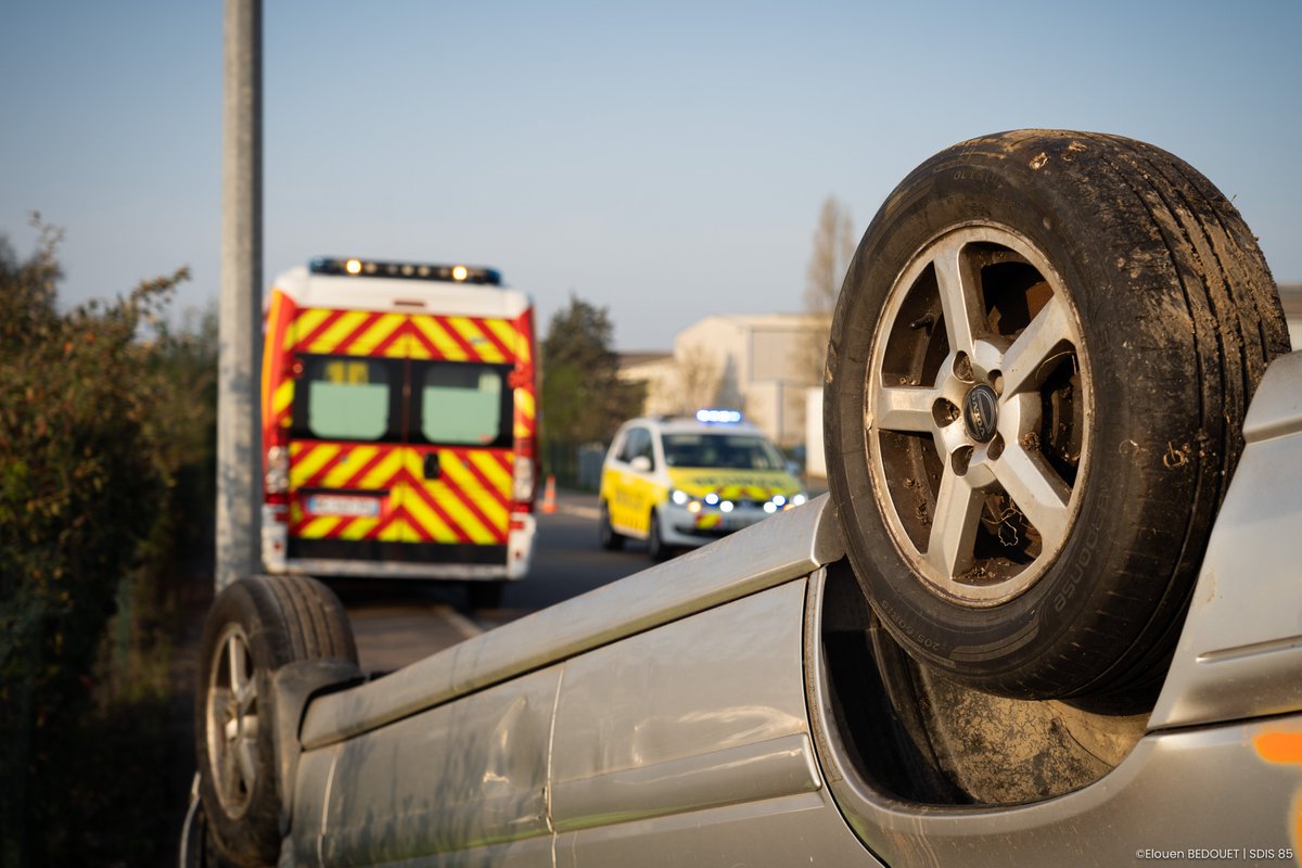 SDIS85's tweet photo. [PREVENTION]🚒
#verglas Les sapeurs-pompiers sont intervenus sur 17 accidents ce matin. Ils vous invitent à la plus grande prudence sur la route: 
- Privilégiez la décélération au freinage
- Respectez la distanciation
- Limitez votre vitesse
En cas d'urgence composez le 18 ou 112 https://t.co/KSWAOGLCdJ