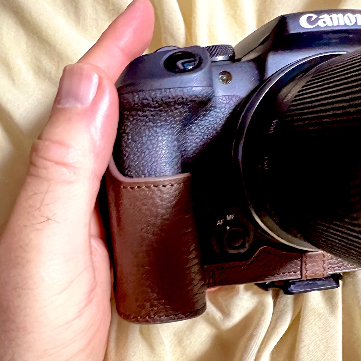 mani_mani_kun's tweet photo. 本革ボトムケースいい感じ(*´꒳`*)b
モノは「TP Original Canon EOS R10 専用 レザー カメラケース」
バッテリー開口部にスナップポタンが無いのが良いね!
#EOSR10
#TPOriginal https://t.co/Pev2j9aKLx