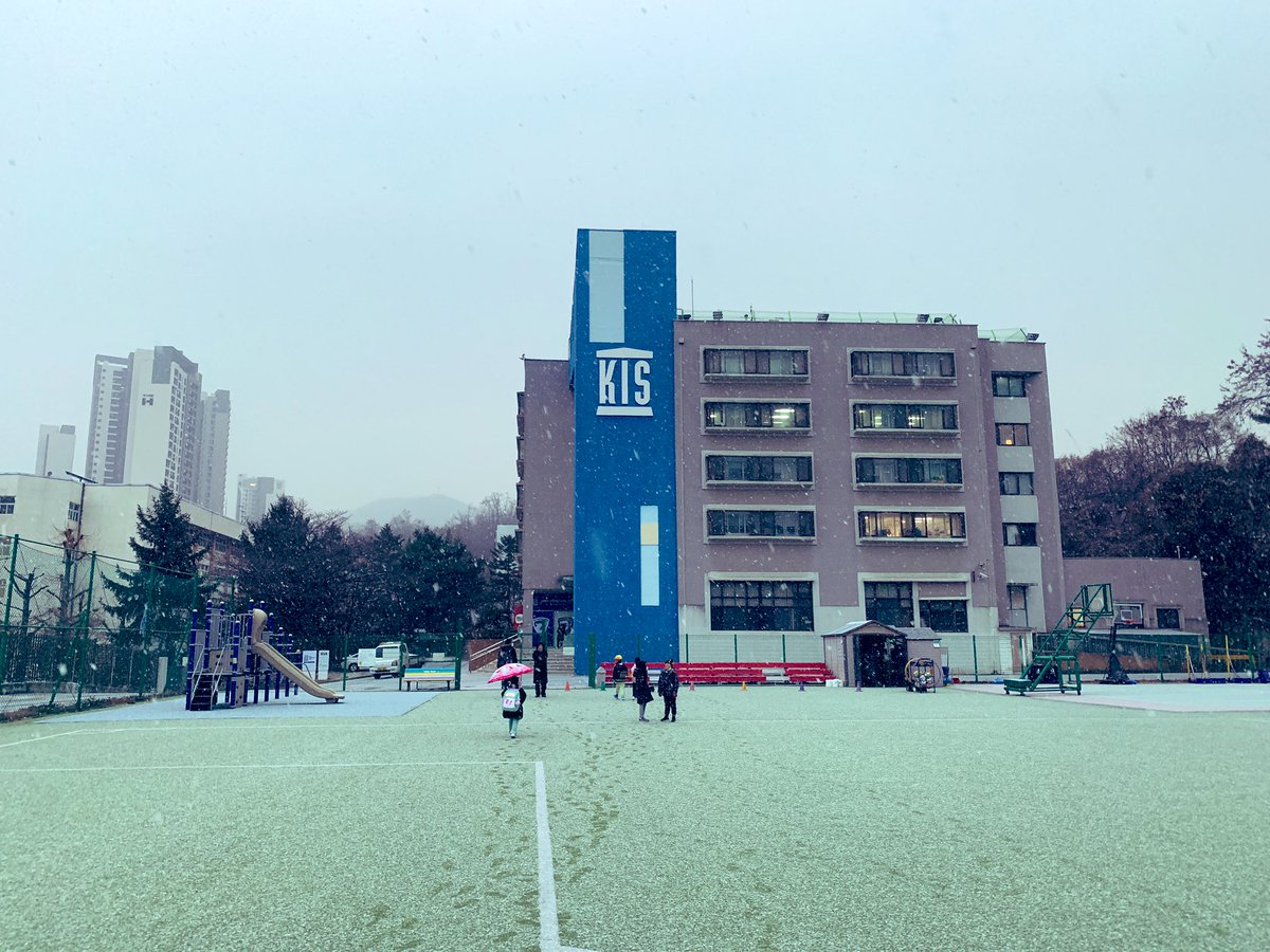 There is something truly magical about the first snowfall on a school day. It was so endearing to see the pure joy on the students’ faces today as they looked to the sky and laughed arriving on campus! @KIS_SeoulCampus @kispride