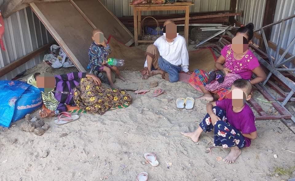 Khithitofficial's tweet photo. ဒီပဲယင်းရှိ ကျေးရွာများကို စစ်တပ်က ၅ ရက်ဆက်တိုက် စစ်ကြောင်းထိုး မီးရှို့နေသောကြောင့် ပြ���်သူ တစ်သောင်းကျော် တိမ်းရှောင်နေရပြီး စားနပ်ရိက္ခာများ အရေးပေါ် လိုအပ်နေ
read more-> https://t.co/D8OhH1F2xF https://t.co/P6a9V8cWrR