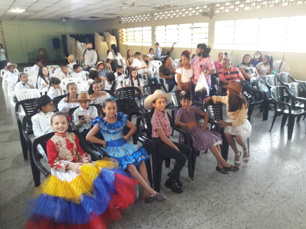 clifp_miranda_2's tweet photo. #NavidadÉpocaDeReencuentro Seguimos desde el municipio Miranda del estado Guárico en el segundo día del congreso pedagógico Institucional escuchando a los docentes, estudiantes y todo el poder Pedagógico que hace vida en cada escuela. @_LaAvanzadora @FormacionZeg @Municipio2 https://t.co/rxKIQ9iImp