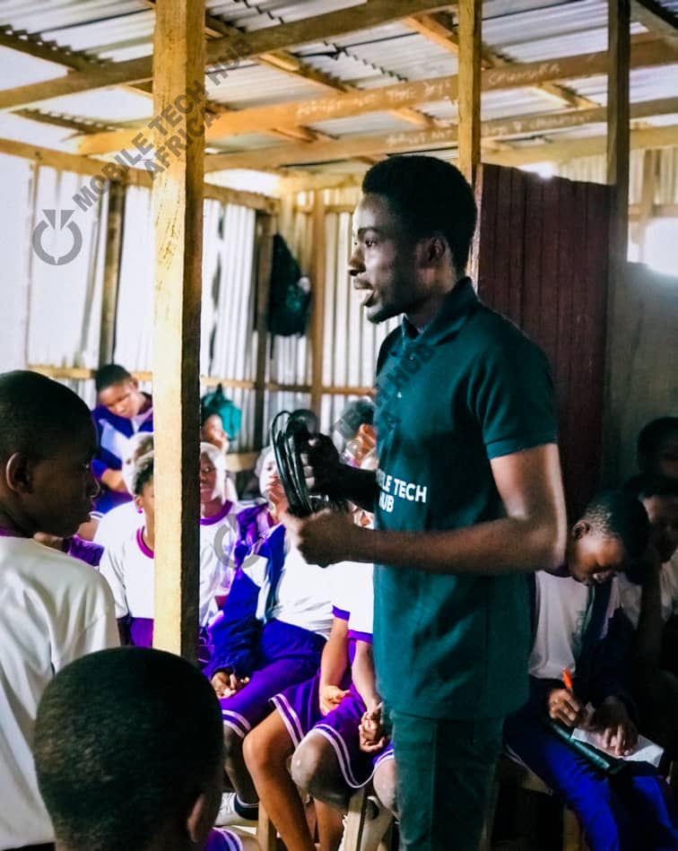 MTHAfrica's tweet image. Throwbacks to some campaigns and boot camps we had in different schools.
Kids deserve all they get from their parents, give them a chance to acquire these skills and be proud of them later.
If you&apos;d like us to visit your school, shoot us a direct message 
#Mobiletechhub #Tech