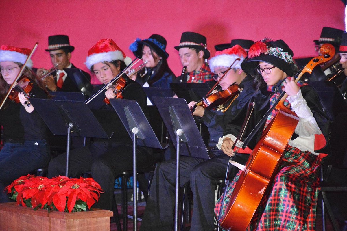 Materdeiband's tweet photo. #christmasatthecorner #WeAreMD #HonorGloryLove #MaterDeiHighSchool #materdeimonarchs #instrumentalmusic #materdeiinstrumentalmusic #mdinstrumentalmusic #christmasprogram https://t.co/VFcjs2XQkU