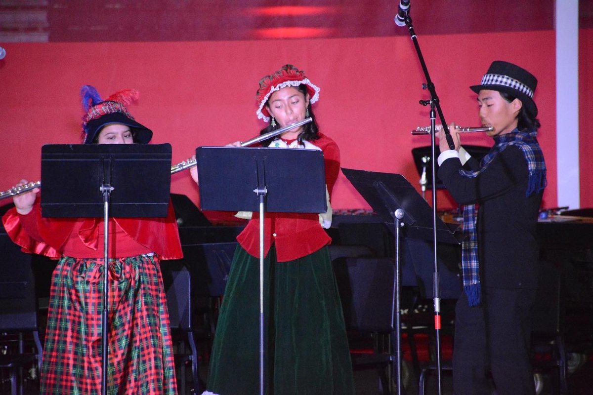 Materdeiband's tweet photo. #christmasatthecorner #WeAreMD #HonorGloryLove #MaterDeiHighSchool #materdeimonarchs #instrumentalmusic #materdeiinstrumentalmusic #mdinstrumentalmusic #christmasprogram https://t.co/VFcjs2XQkU