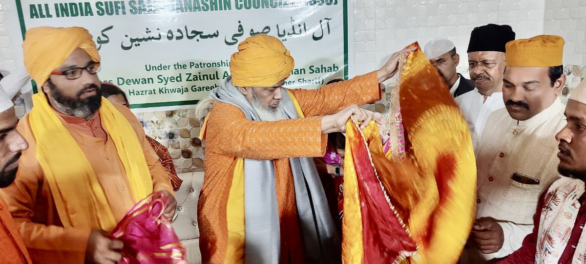 ChairmanAISSC's tweet photo. Today, @MamataOfficial Mohtarma Mamata  Banerjee  Sahiba,Hon’ble Chief Minister of West Bengal having paid their respects at Dargah Khwaja Sahab, visited Haveli Dewan Sahab to seek blessings from Holy Sajjadanashin of Dargah Khwaja Sahab. https://t.co/0rUe06puGR