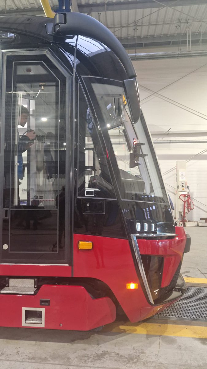 tvp3_lodz's tweet photo. Dziś w Łodzi został zaprezentowany pierwszy z trzydziestu, nowy niskopodłogowy tramwaj #Moderus Gamma LF06 AC wyprodukowany przez firmę #Moderustrans z Poznania.
#tramwaj #news #Łódź #prezentacja https://t.co/zjwleh9nUt