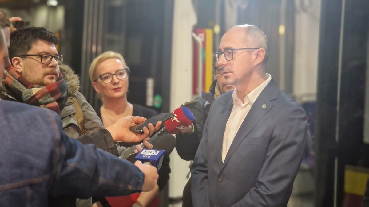 tvp3_lodz's tweet photo. Dziś w Łodzi został zaprezentowany pierwszy z trzydziestu, nowy niskopodłogowy tramwaj #Moderus Gamma LF06 AC wyprodukowany przez firmę #Moderustrans z Poznania.
#tramwaj #news #Łódź #prezentacja https://t.co/zjwleh9nUt