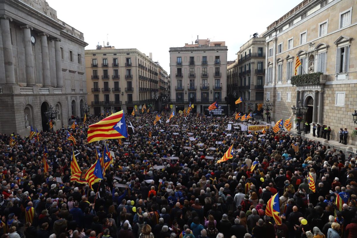 VilaWeb's tweet photo. 🔴 Més de deu mil persones protesten contra la reforma dels desordres públics a Barcelona

https://t.co/MkXHSUnZRp https://t.co/pzAymK1qaa