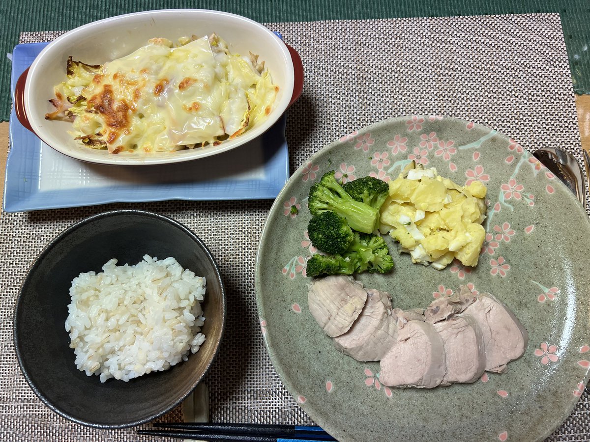 塩チャーシュー ポテトサラダ ブロッコリー 白菜とエノキダケとベーコンのチーズ焼き 麦飯 盛り付け方がちょいとオシャレに見えるかな？