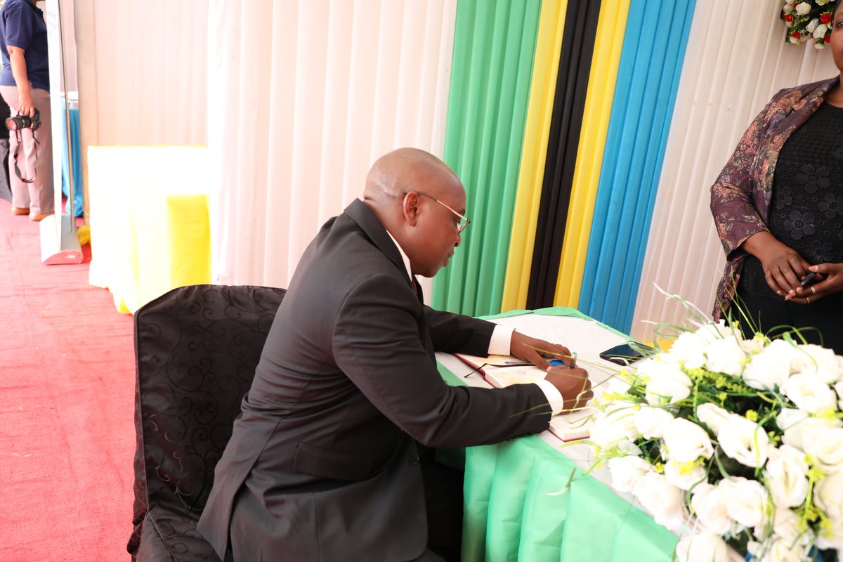 Waziri wa Katiba na Sheria Mhe. Dkt. Damas Ndumbaro  ametembelea banda la Ofisi ya Taifa ya Mashtaka kwenye Wiki ya Maadhimisho ya Siku za Maadili na Haki za Binadamu Kitaifa yanayofanyika katika  viwanja vya Nyerere Square Jijini Dodoma kuanzia tarehe 6 hadi 10 Desemba, 2022