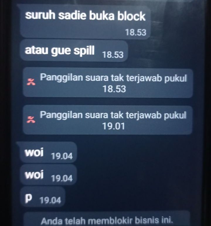 Customer ga sopan yg maksa minta spill bumbu dapur material edit aku, udah ditolak gabisa tapi malah nyebarin username aku di lapak 18+ 

Aku gatau ini thread atau apa soalnya belum terlalu ngerti sama twitter, tapi aku bakal ceritain dari awal dibawah