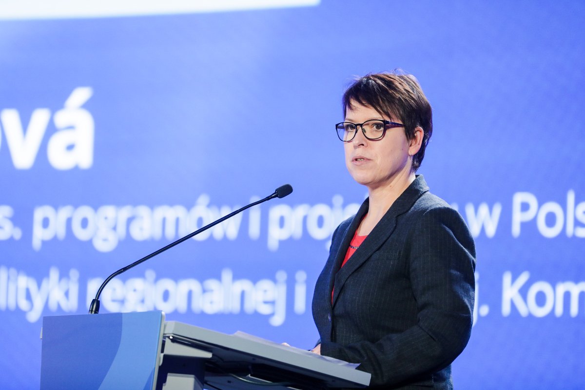 MFIPR_GOV_PL's tweet photo. 💬 W ramach programu Fundusze Europejskie dla Lubelskiego na lata 2021-2027 przyjętego przez #KE do regionu trafi ponad 2,4 mld euro, z czego 1,7 mld euro to środki z #EFRR oraz 700 mln euro z #EFSPlus - wiceminister @M_Jarosinska podczas konferencji inaugurującej program. https://t.co/CyWzjdgvoX
