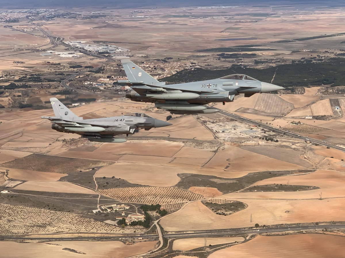Team_Luftwaffe's tweet photo. Neben dem derzeitig laufenden #TLP führt das #TaktLwG 71 "R" die Kooperation mit @EjercitoAire zur gegenseitigen Zertifizierung des technischen Personals fort. Hierzu werden neben gemeinsamen technischen Abläufen auch gemischte Formationen in der Luft trainiert. #PlugAndFight https://t.co/AyvVY6ZxR8