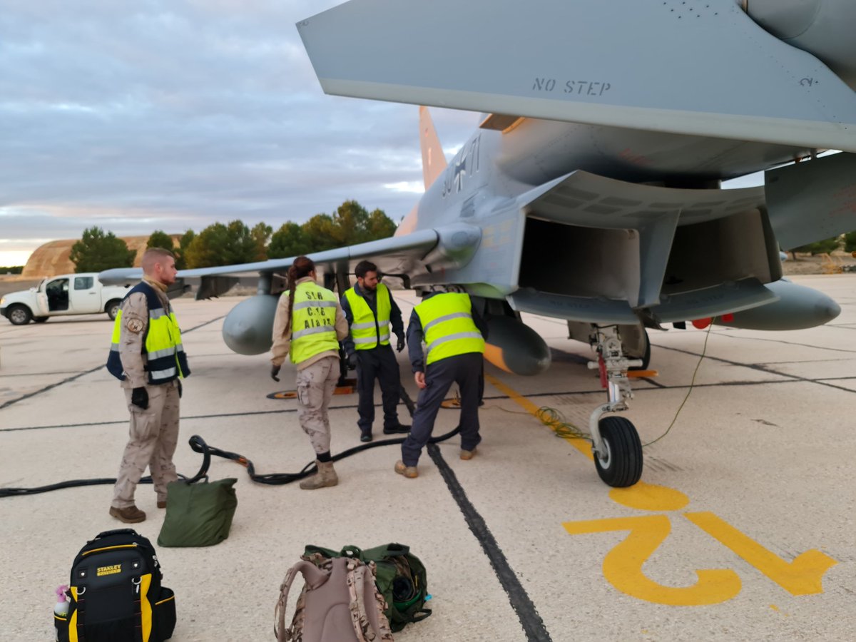 Team_Luftwaffe's tweet photo. Neben dem derzeitig laufenden #TLP führt das #TaktLwG 71 "R" die Kooperation mit @EjercitoAire zur gegenseitigen Zertifizierung des technischen Personals fort. Hierzu werden neben gemeinsamen technischen Abläufen auch gemischte Formationen in der Luft trainiert. #PlugAndFight https://t.co/AyvVY6ZxR8