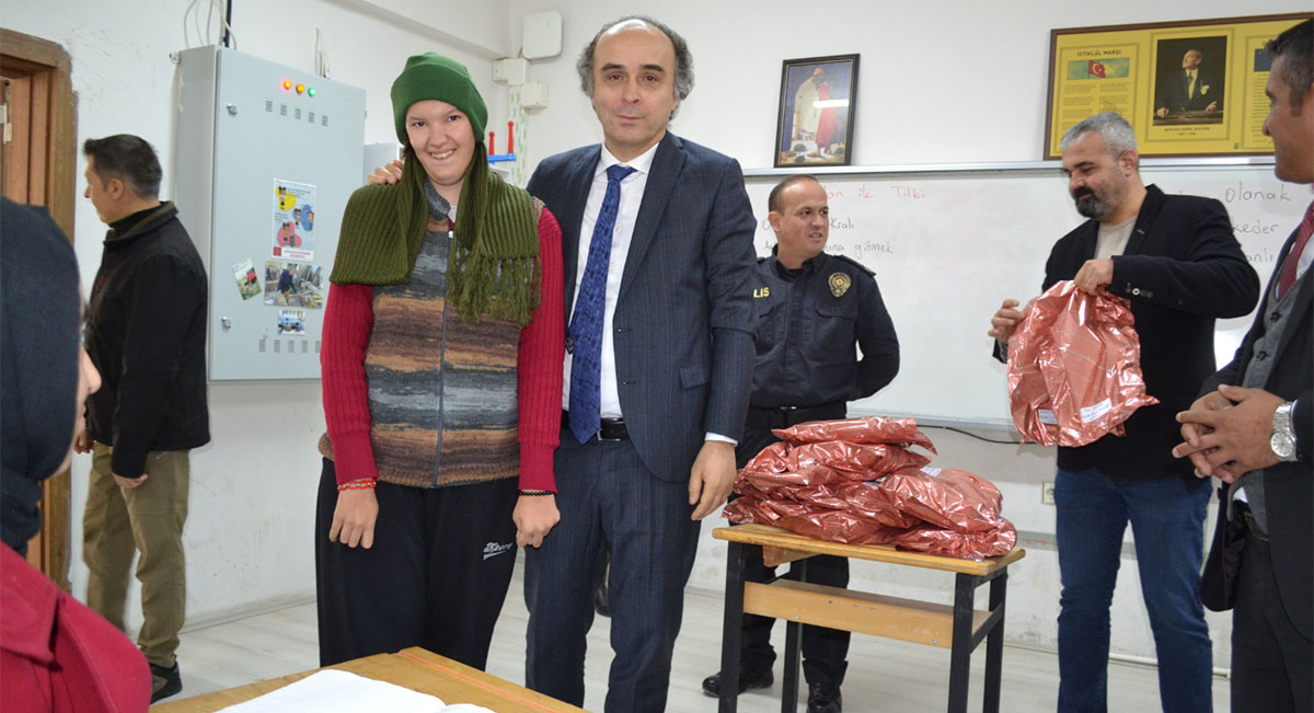TCKorkuteli's tweet photo. Korkuteli Kaymakamı Sezgin ÜÇÜNCÜ, "3 Aralık Dünya Engelliler Günü" dolayısıyla Korkuteli Mesude-Erol Memioğlu Mesleki ve Teknik Anadolu Lisesinde bulunan Özel Eğitim Sınıflarında bulunan öğrencileri ziyaret etti. ve şu ifadelere yer verdi; https://t.co/wJUU9exTMS https://t.co/OvCFiOtbfe
