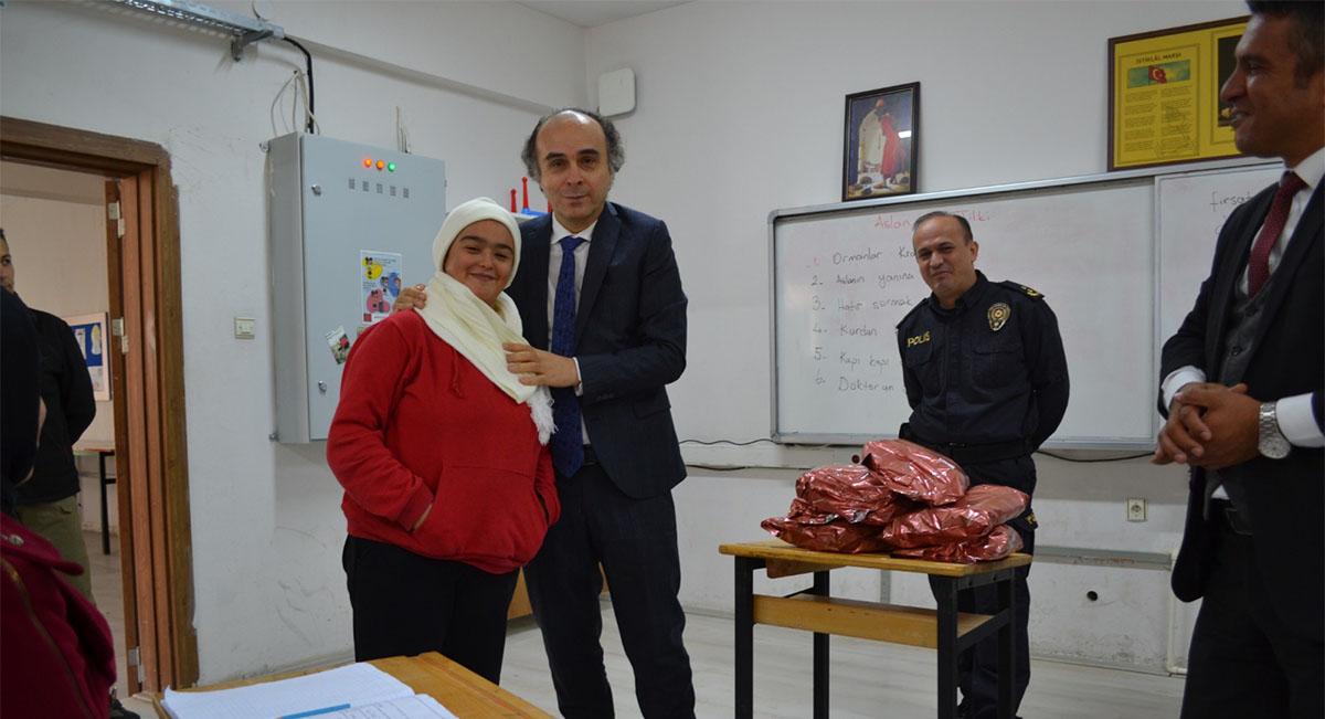 TCKorkuteli's tweet photo. Korkuteli Kaymakamı Sezgin ÜÇÜNCÜ, "3 Aralık Dünya Engelliler Günü" dolayısıyla Korkuteli Mesude-Erol Memioğlu Mesleki ve Teknik Anadolu Lisesinde bulunan Özel Eğitim Sınıflarında bulunan öğrencileri ziyaret etti. ve şu ifadelere yer verdi; https://t.co/wJUU9exTMS https://t.co/OvCFiOtbfe