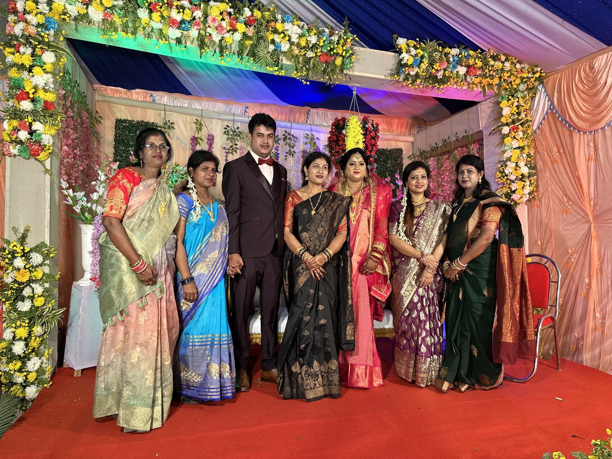 sohinimishra6's tweet photo. Fun at Brother’s marriage reception 🎉 

#weddingday #marriage #weddinginspiration #weddingphotography #weddingfun #weddingfunctions #weddingfunctiondress #like #follow #singerslife #sohinimishra #indianidolfame #playbacksinger https://t.co/TNWCXK5alo