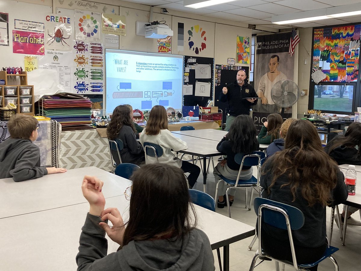 vmmsLEADandSeed's tweet photo. Officer Flynn giving Vaping presentation that our students will turnkey for the rest of the school. @VMMSMustangs https://t.co/Lr2e2fDrCG