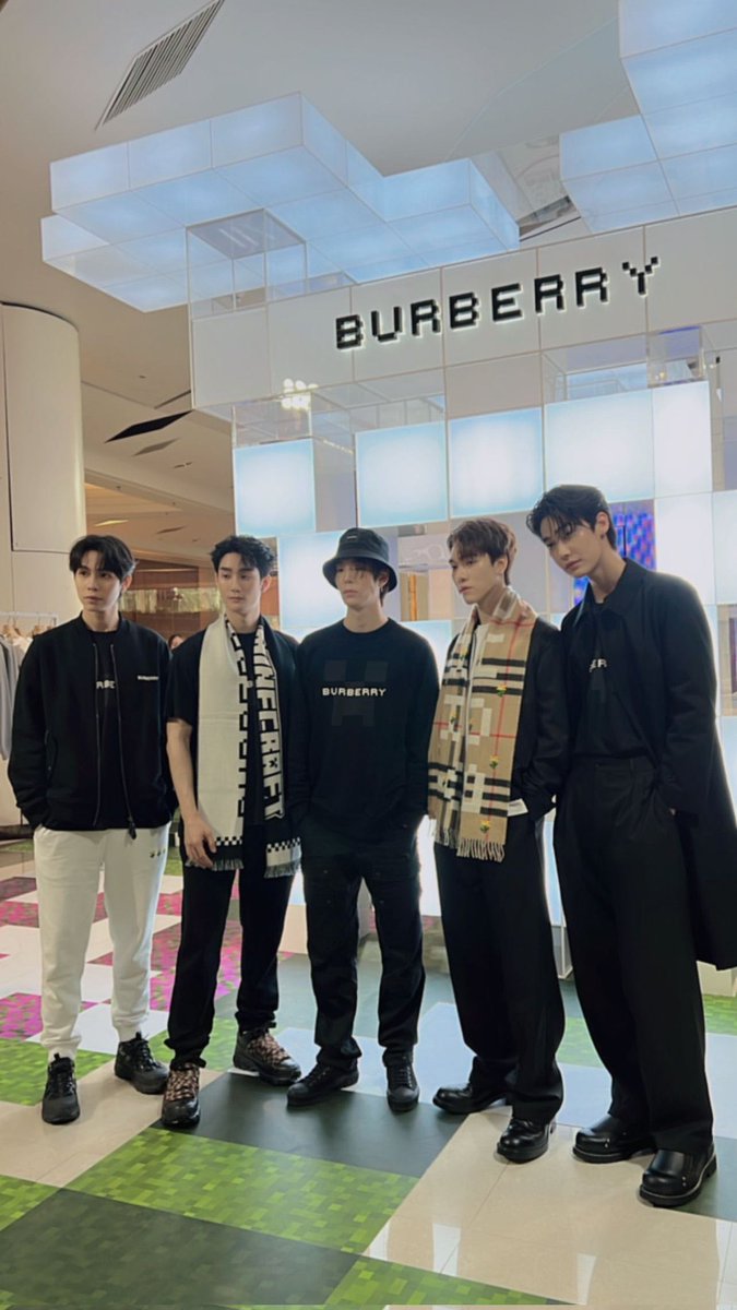 MAY74823346's tweet photo. Wow!!! นี่มันเฟรมลูกรักพระเจ้าชัดๆ🥰
#Firstkanaphan #fforce_ #Jaylerr  #hirunkit_ #dew_jsu 
#BurberryMinecraft https://t.co/8Te2Gl8I1D