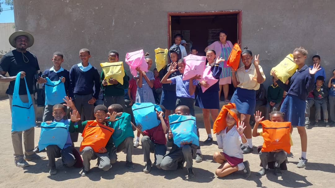 globalunitedfc's tweet photo. Handover of 2.500 Xmas Bag across Namibia in full swing👍🏾 Thanks to all donors and especially to our brilliant partner #gondwanacaretrust who are leading implementation #education #health #hope #back2school #support #gufc4good #gondwanacollections #geeom #xmasbag https://t.co/Ej5kHJSBlF
