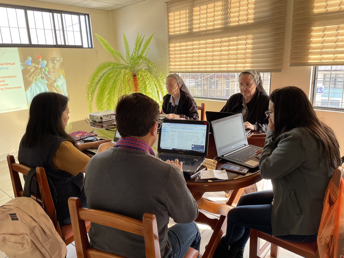 MHSFNazaret's tweet photo. Días de trabajo en Quito con los Proyectos interdisciplinares #NazaretFamilia #Onworld https://t.co/exrw6hcUjp