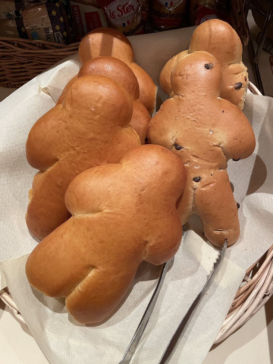 🎄 En #Alsace pour la Saint-Nicolas, on mange des mannele… Joyeuse Saint-Nicolas 😋