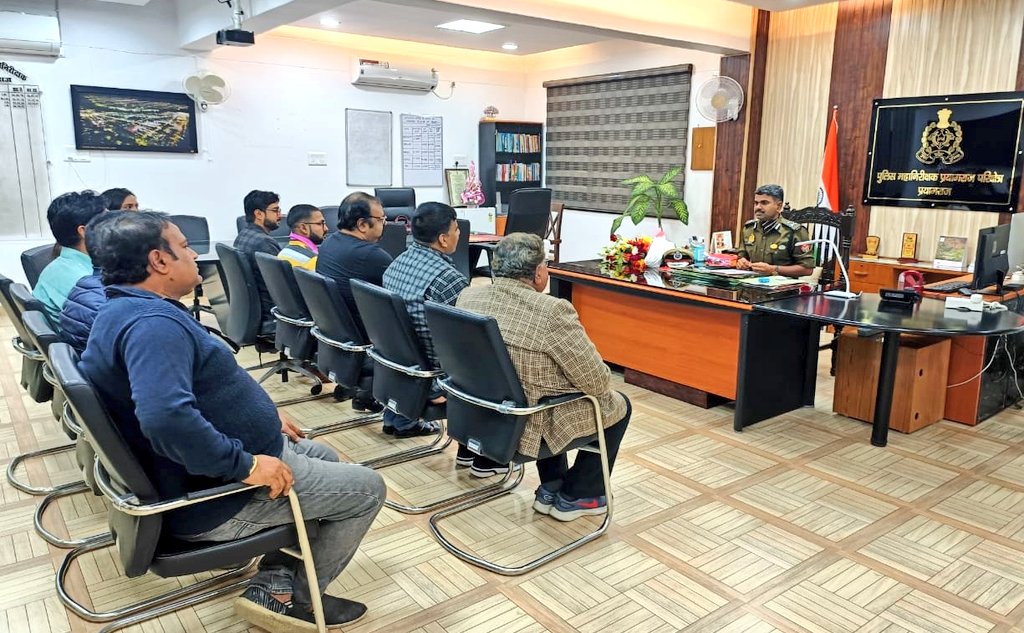 परिक्षेत्रीय कार्यालय प्रयागराज पर जिला अपराध निरोधक समिति द्वारा  <a href="/igrangealld/">IG Range Prayagraj</a> को पुष्पगुच्छ भेंट कर स्वागत किया गया।