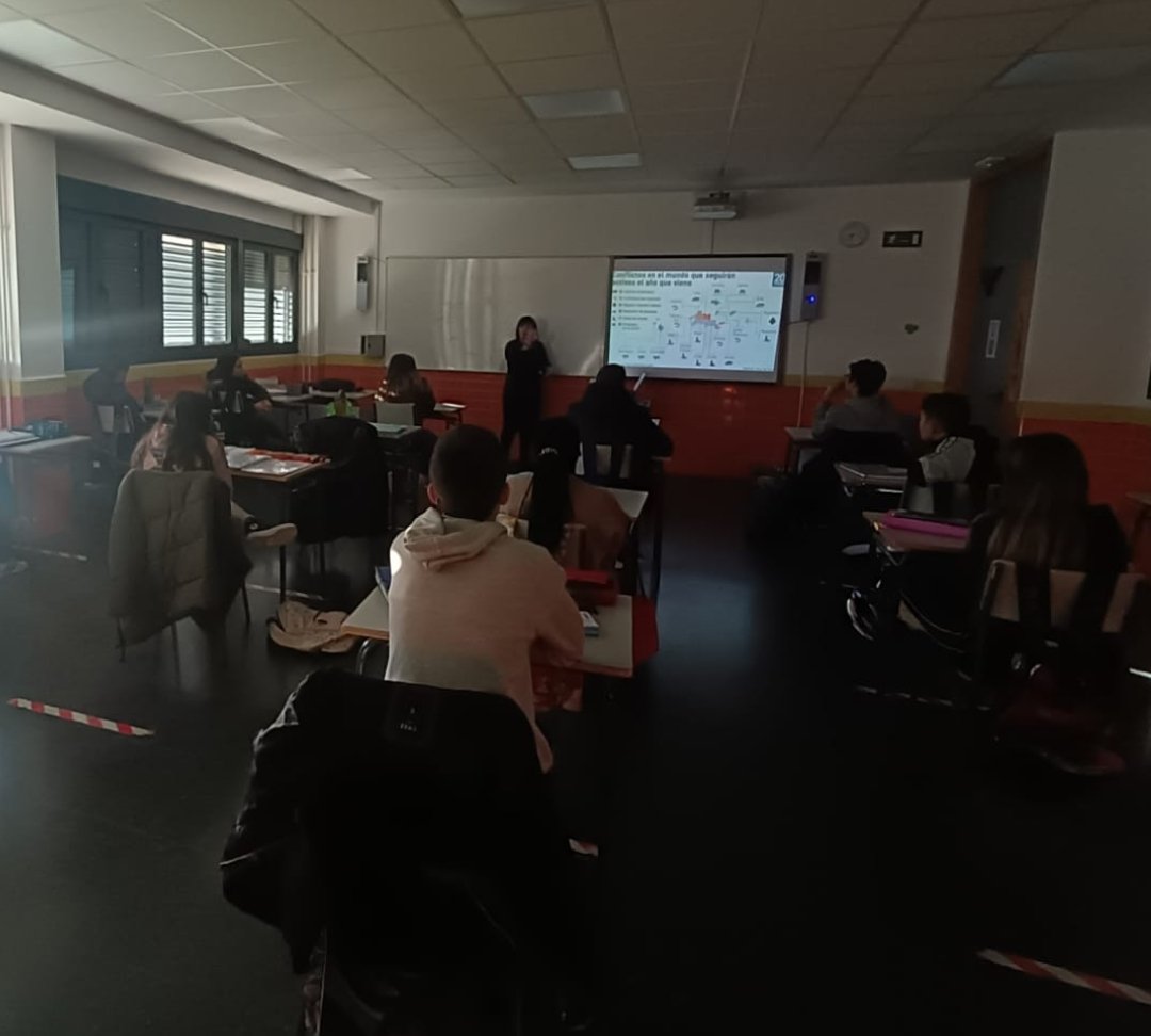 IESORIBCEGA's tweet photo. Igualdad de derechos y oportunidades, defensa de los derechos fundamentales y atención a personas en situación de vulnerabilidad son alguno de los principios inspiradores de ACCEM, la ONG que ha impartido una charla a los alumnos de cuarto sobre problemas del mundo actual. https://t.co/1w237E4Fsk