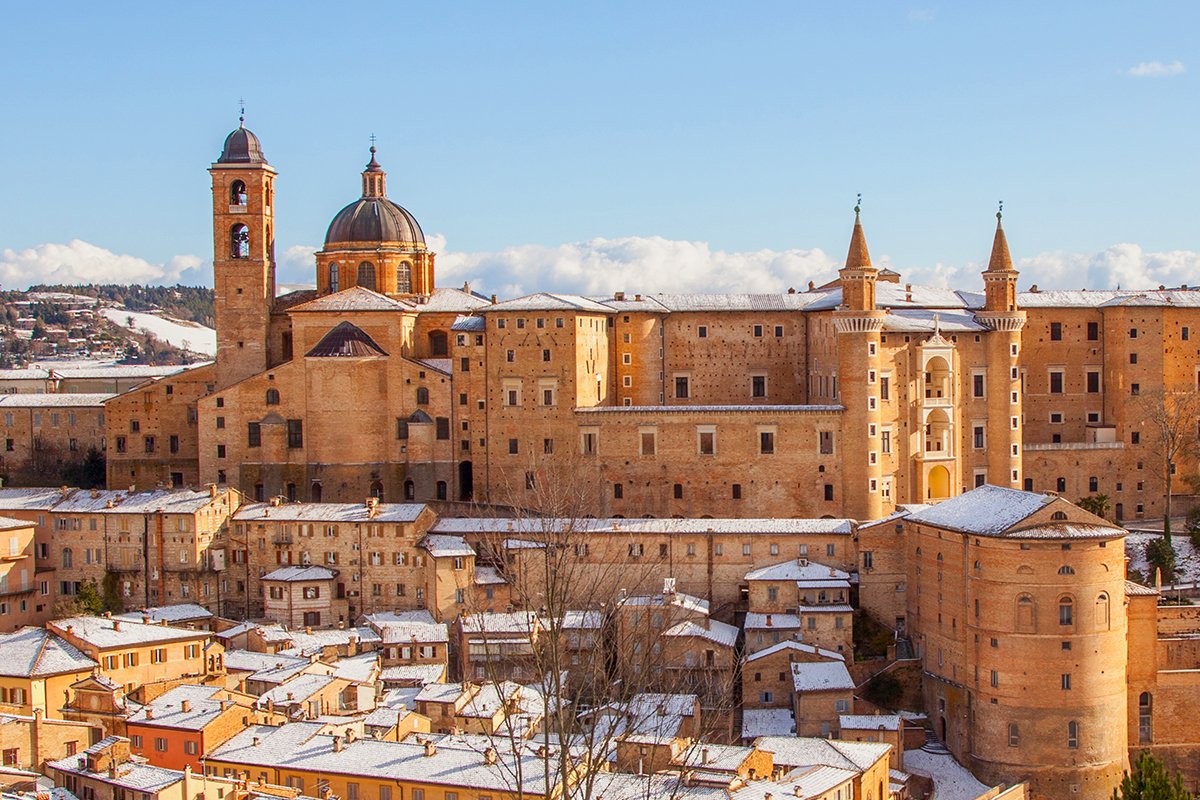 Pronti a goderci la Festa del Duca d'Inverno, vi portiamo a Urbino e nella sua 'Provincia Bella' a caccia di borghi e magie con il racconto di @unamarchigiana. guidemarcopolo.it/articoli/itine…