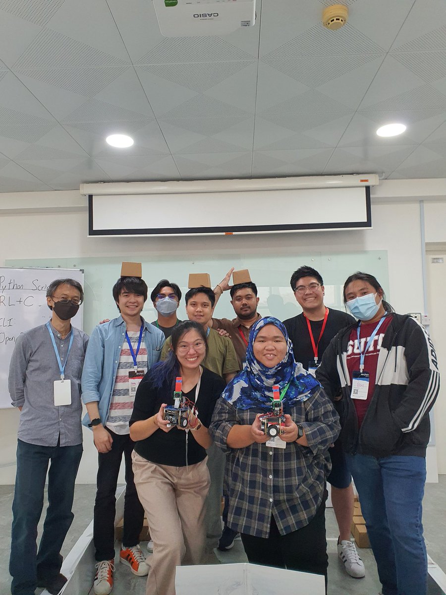ailabspace's tweet photo. The robot workshop ended well (4 Dec). Syamimi, Hafiq and Beng made it! 

#ailabspace #ubdsds #ubd #robolab #devfestbrunei2022 https://t.co/UhNMv2p52c
