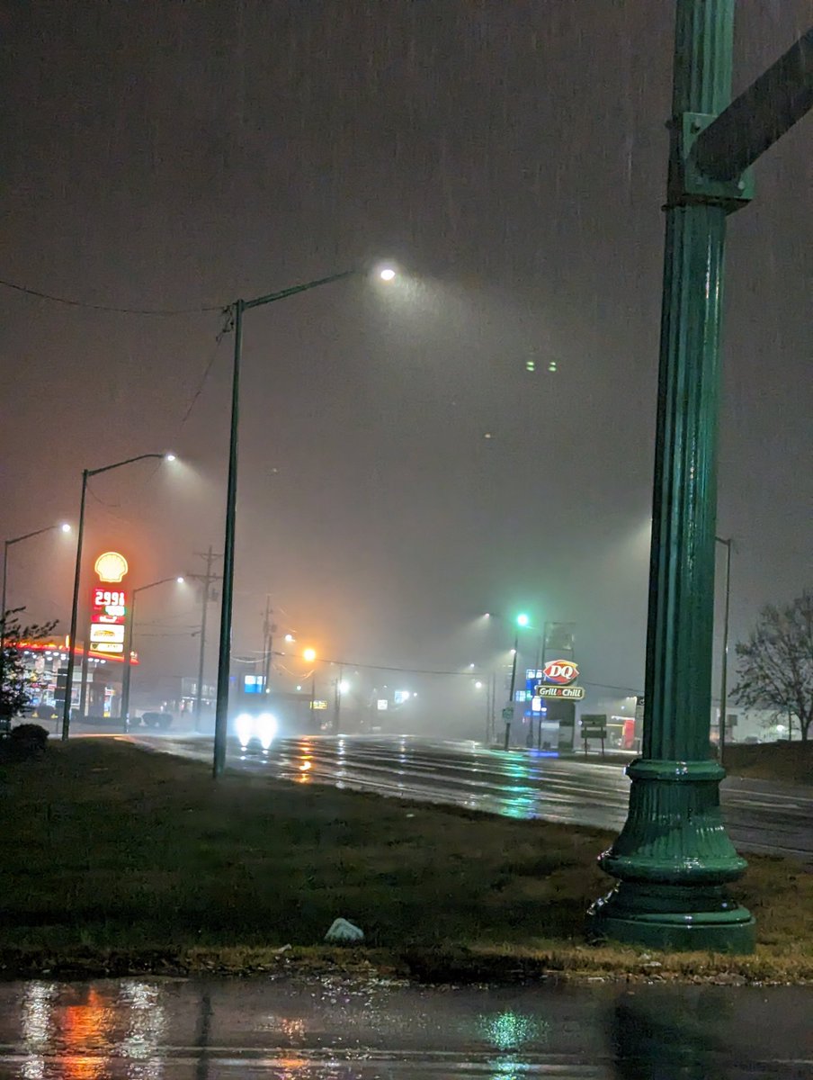 MinxyTemptress's tweet photo. Patchy fog and light consistent rain along the Cumberland River. Some slight ponding on Riverside Dr.
#ClarksvilleTN
#tspotter https://t.co/QcXAf3yfjw