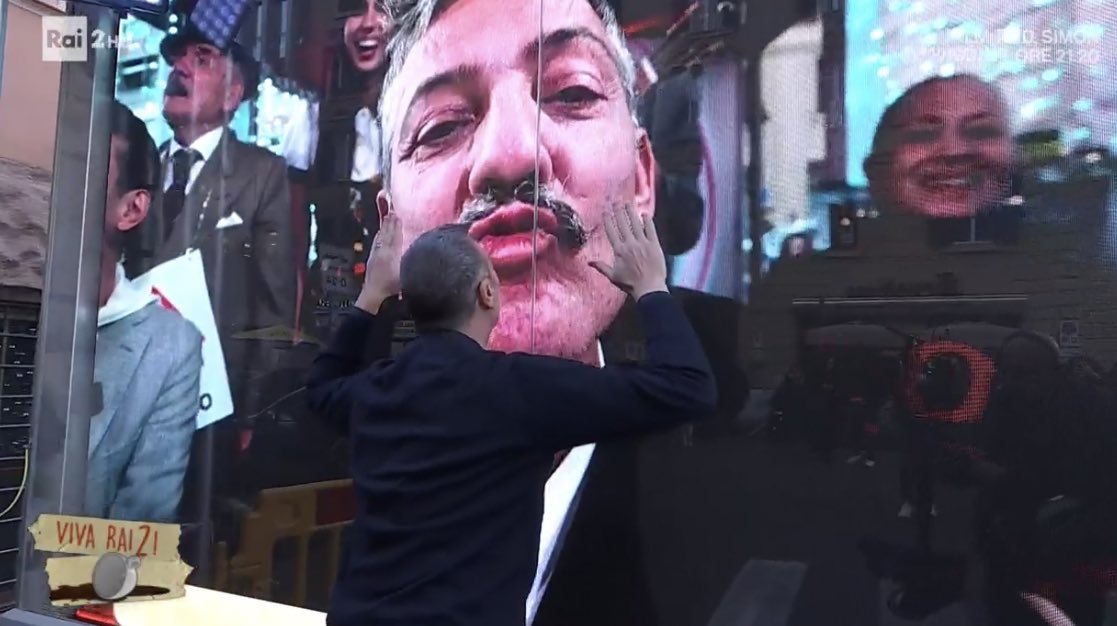 Cinguetterai's tweet photo. 💥Fiorello parte col botto.
Il morning show #VivaRai2 debutta con il 14,1% di share, record per il mattino di Rai 2.
Una crescita di quasi +13 punti rispetto al lunedì precedente.

#AscoltiTv https://t.co/Ofdtv2iJ1i