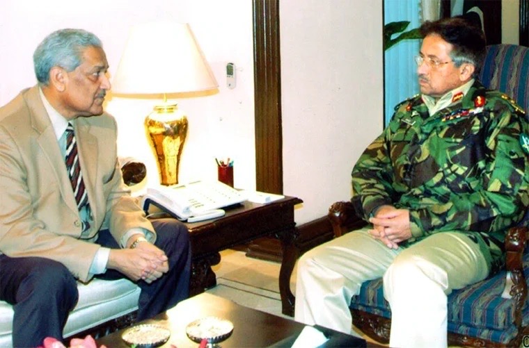 Aliz0b00r's tweet photo. (1/64) ڈاکٹر عبدالقدیر نیٹ ورک کی کہانی

سائمن ہینڈرسن کی زبانی
*********************
ڈاکٹر قدیر کو قربانی کا بکرا کیوں بنایا گیا؟

۔2009 کے آرٹیکل کا ترجمہ
*****************************

سردیوں کی ایک شام کو، 2004 رات 8 بجے کے 
قریب، ایمسٹرڈیم کی ایک پُرسکون مضافاتی گلی https://t.co/a19hkZzSdj