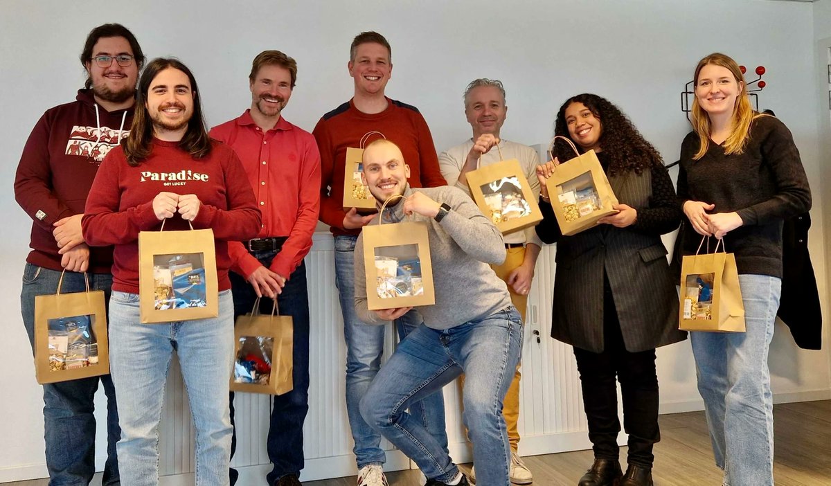 Nous étions en train de travailler quand soudain… Un grand monsieur vêtu de rouge nous a rendu visite ! 

Il nous a même offert des goodies ! 🤩

Joyeuse Saint-Nicolas à tous ! 🎁🎉

#saintnicolas #stnicolas #bonnesfetes #happy