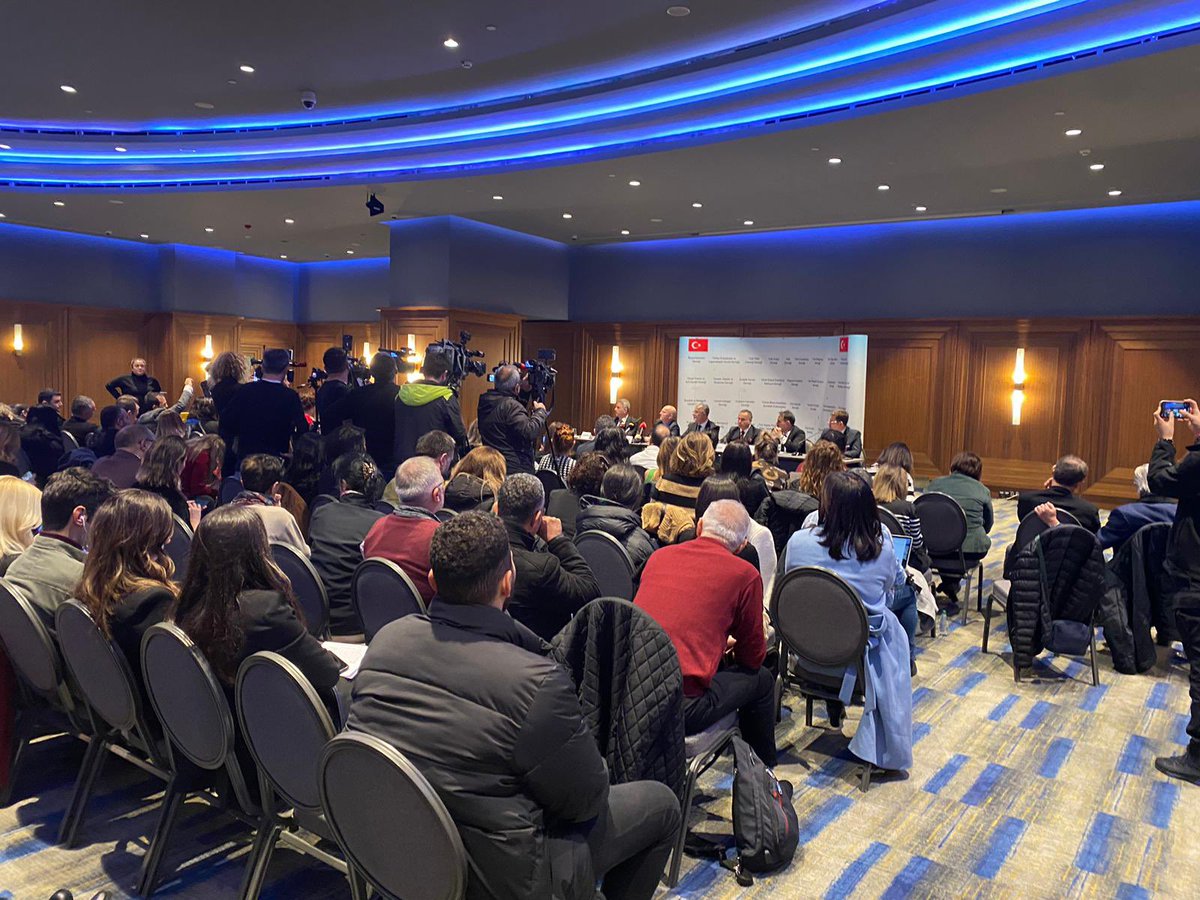 Yönetmeliğe karşı hekimler ayakta..
Basın toplantısı⬇️
#HekimeKotayaHayır

#HekimlerNeredeAmeliyatYapacak

#6EkimYönetmeliğiGeriÇekilsin
#MedipolYönetmeliğineHayır 

<a href="/drfahrettinkoca/">Dr. Fahrettin Koca</a>
<a href="/saglikbakanligi/">T.C. Sağlık Bakanlığı</a>