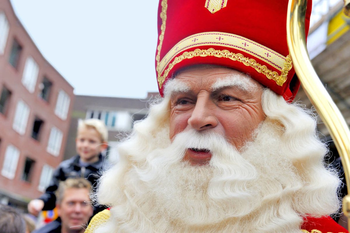 UKinSlovakia's tweet photo. Mikuláš, čo nám dáš? 🎅
Čo tak čokoládu @CadburyUK, tyčinku Crunchie, Jelly Babies alebo čokoládové vajíčka Mini eggs? 😍
❓ Ktoré britské sladkosti vám chutia najviac? 🇬🇧
📸 2foodtrippers a https://t.co/8FyoKv3V9x
#candy | #saintnicholasday | #britishcandy | #yum https://t.co/GFr2CqFVBY