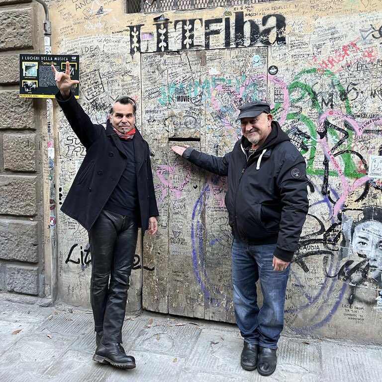 Saluti da Via de' Bardi 32 🤟🏽

<a href="/pieropelu/">PIERO PELU</a> #ghigorenzulli
#6dicembre1980 #Litfiba #Litfiba42 #LUltimoGirone