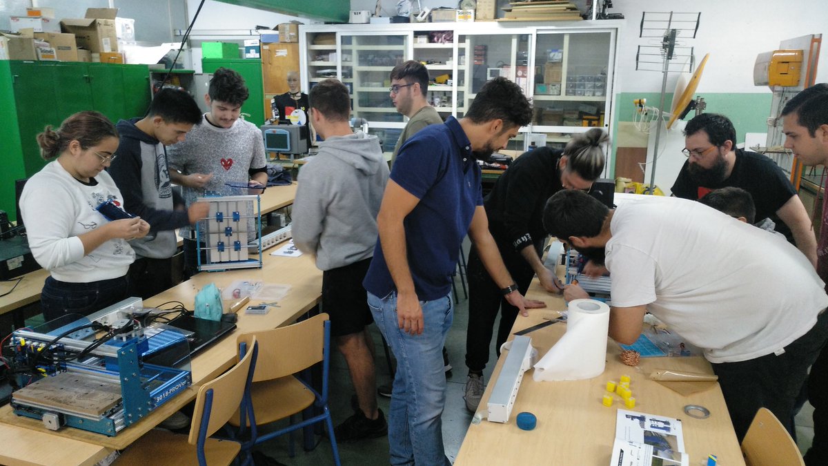 Taller de CNC open, impartido esta semana por nuestro exalumno Aitor Fernández (Cervian), ciclo Mantenimiento Electrónico <a href="/IESJesusMarin/">IES Politécnico Jesús Marín</a>. Nos ha prometido varias sorpresas para <a href="/malakabot/">Malakabot</a> 2023, abril 26 y 27