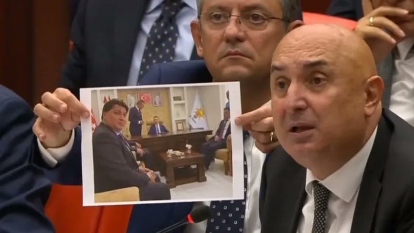 📌CHP'li Engin Özkoç, Cumhurbaşkanı Yardımcısı Fuat Oktay'a "100 kilo uyuşturucu ile yakalanan Veysel Filiz için telefon açıp ‘Serbest bırakın’ dediniz mi” diye sordu.

📌"Kendisini hiç tanımam" yanıtı gelince Özkoç, makam odasında çekilen fotoğrafları art arda gösterdi.